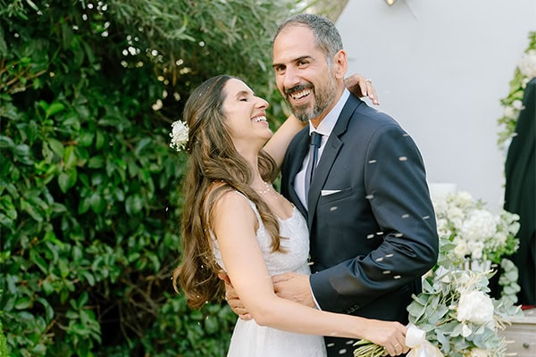 Καλοκαιρινός γάμος με ρομαντικές ανθοσυνθέσεις | Βικτώρια & Γιώργος