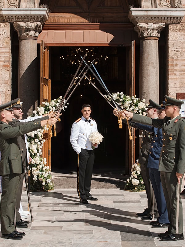 military-wedding-all-white-florals-romantic-details_08