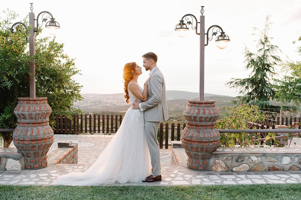 Modern chic γάμος στη Θεσσαλονίκη σε απαλούς τόνους και μοντέρνες λεπτομέρειες | Kiri & Julio