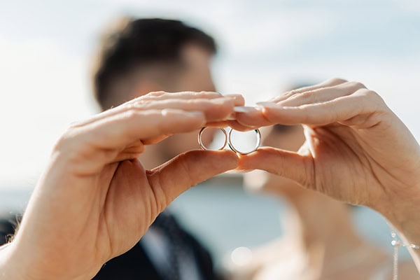 romantic-wedding-in-athens-all-white-florals_04