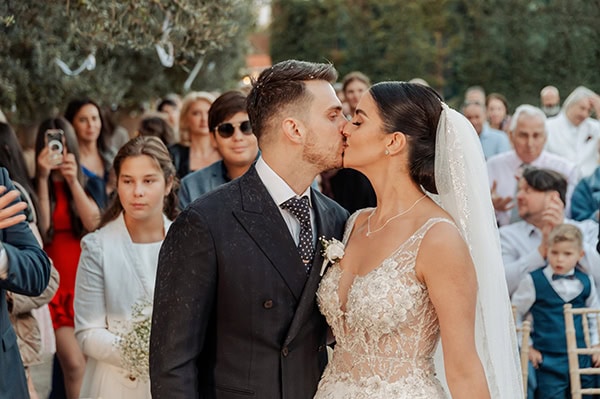 romantic-wedding-in-athens-all-white-florals_16