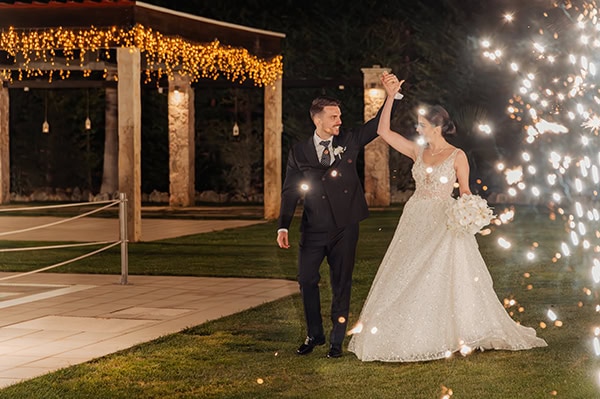 romantic-wedding-in-athens-all-white-florals_18