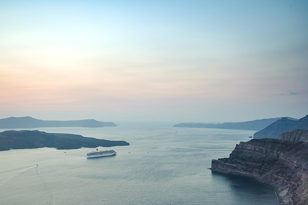 romantic-wedding-santorini-lovely-lilac-ivory-roses_04
