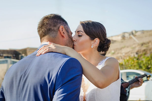 romantic-wedding-santorini-lovely-lilac-ivory-roses_13