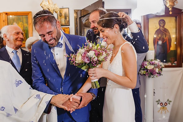 romantic-wedding-santorini-lovely-lilac-ivory-roses_17