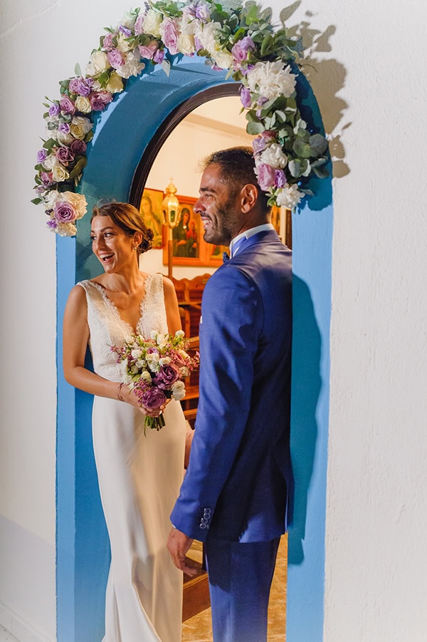romantic-wedding-santorini-lovely-lilac-ivory-roses_19