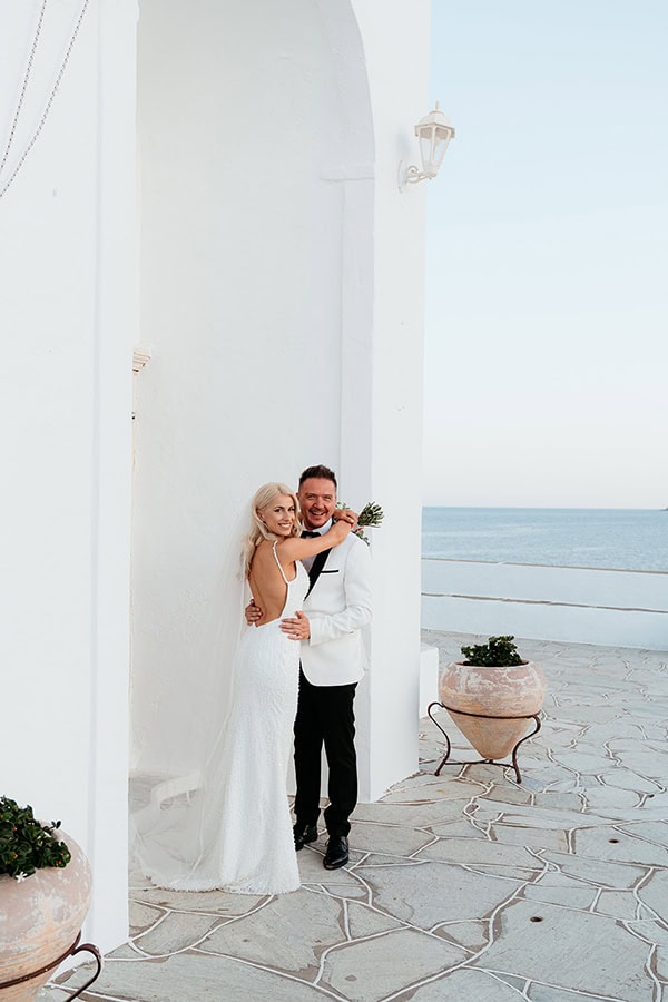 summer-wedding-in-sifnos-with-white-details-stunning-view_02
