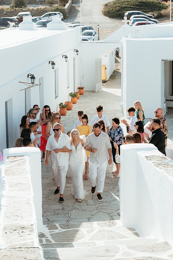 summer-wedding-in-sifnos-with-white-details-stunning-view_09