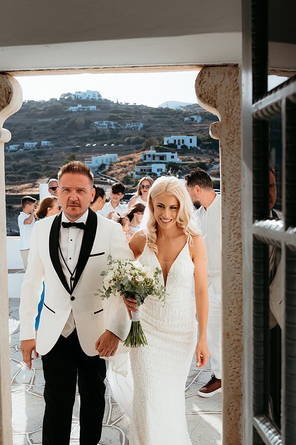 summer-wedding-in-sifnos-with-white-details-stunning-view_11