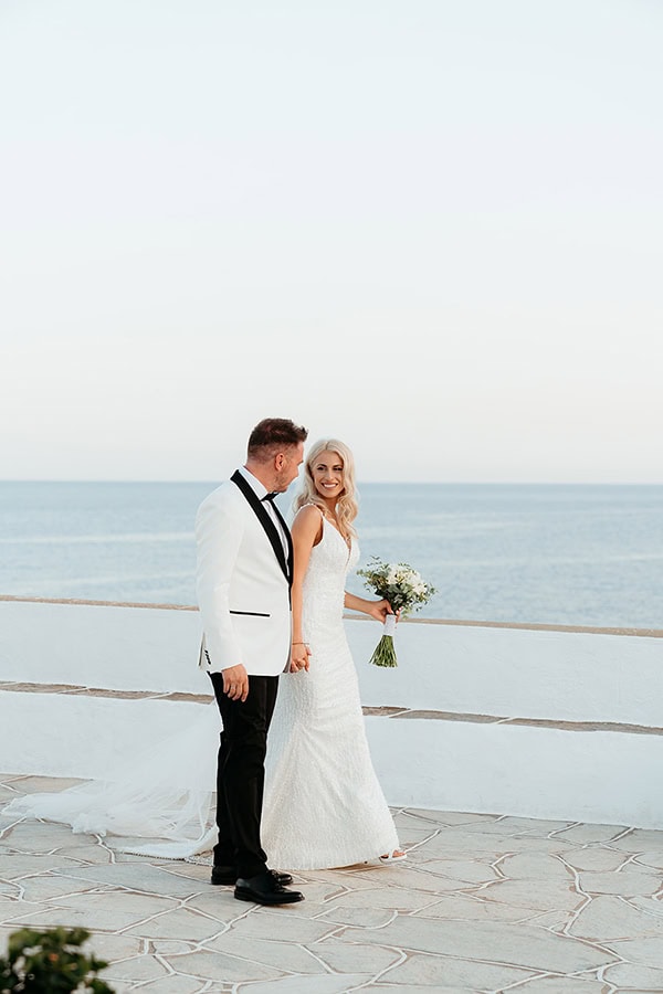summer-wedding-in-sifnos-with-white-details-stunning-view_18