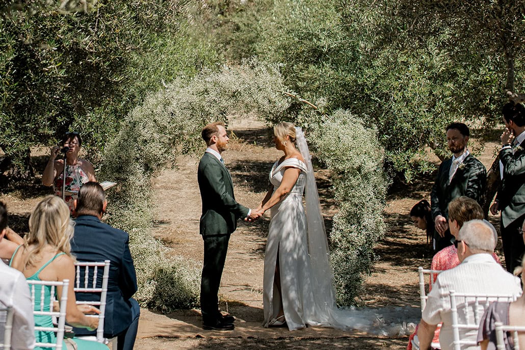 Διαχρονικά όμορφος γάμος σε ελαιώνα στην Κρήτη | Alannah & Adam