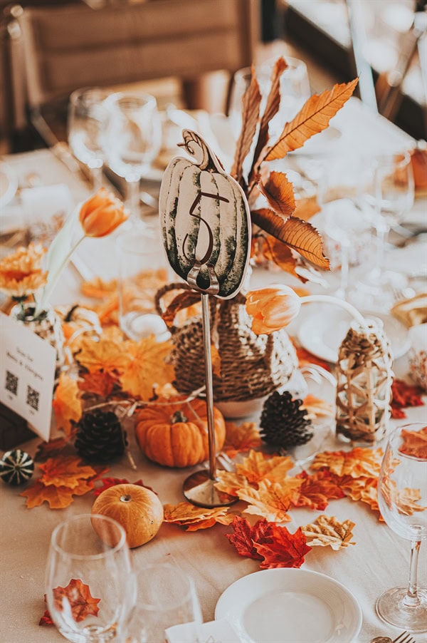 fall-inspired-wedding-decoration-with-pumpkins_20