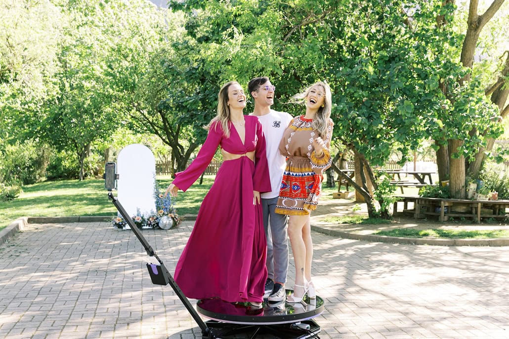 Η πιο fun και διαδραστική εμπειρία για τους καλεσμένους σας από την 360 Mirror Booth Events!