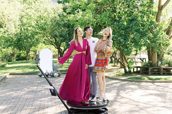 fun-interactive-experience-wedding-guests-360-mirror-booth-events_11