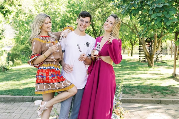 fun-interactive-experience-wedding-guests-360-mirror-booth-events_15