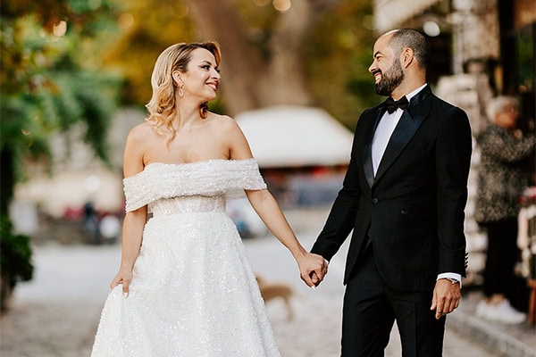 Μοντέρνος φθινοπωρινός γάμος στο Τρικέρι με γαλάζια και ιβουάρ άνθη | Ανθή & Αλφόνσο