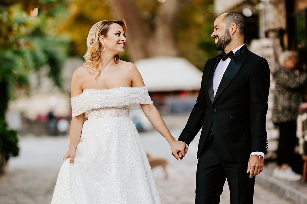 Μοντέρνος φθινοπωρινός γάμος στο Τρικέρι με γαλάζια και ιβουάρ άνθη | Ανθή & Αλφόνσο