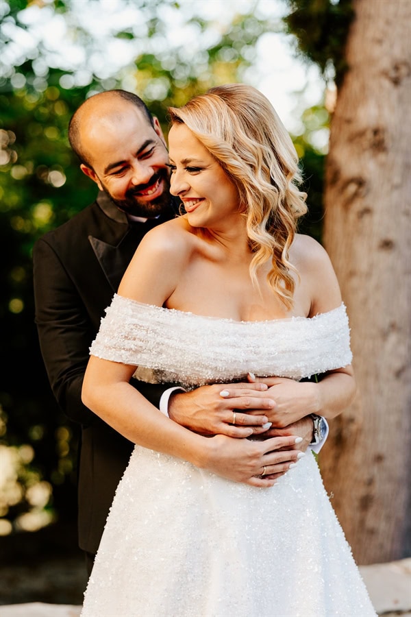 modern-fall-wedding-trikeri-blue-and-ivory-blooms_12