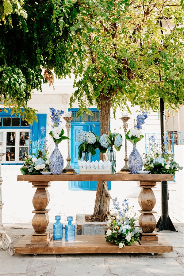 modern-fall-wedding-trikeri-blue-and-ivory-blooms_16