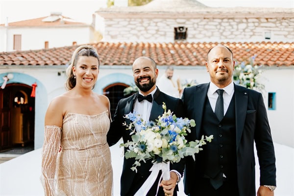 modern-fall-wedding-trikeri-blue-and-ivory-blooms_20