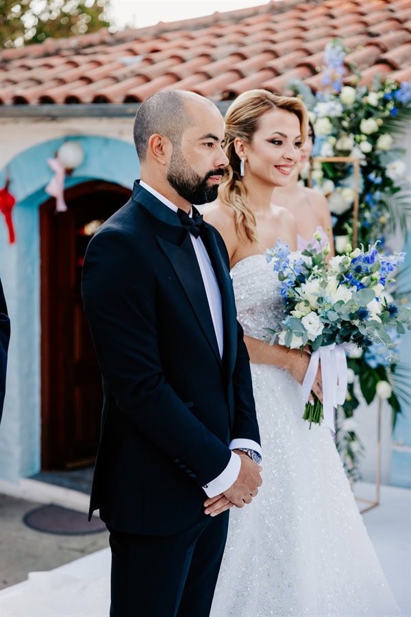 modern-fall-wedding-trikeri-blue-and-ivory-blooms_22