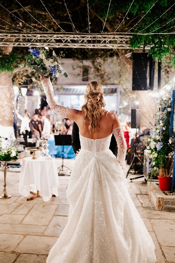 modern-fall-wedding-trikeri-blue-and-ivory-blooms_29