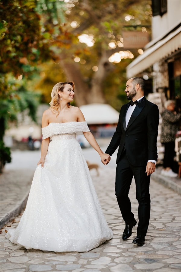 modern-fall-wedding-trikeri-blue-and-ivory-blooms_30