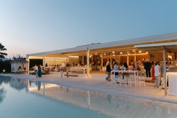 romantic wedding roses pale hues_10