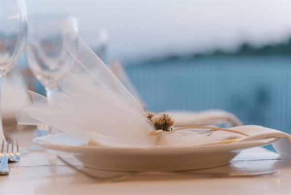 romantic wedding roses pale hues_14