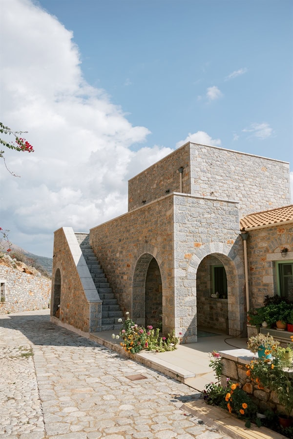 summer wedding chic boho style red roses_15