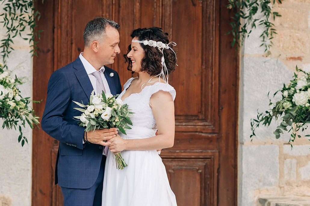 Όμορφος γάμος με λευκά άνθη και φύλλα ελιάς στον Μυστρά | Λίλη & Γιάννης