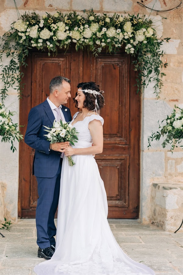 beautiful-wedding-white-blooms-olives-leaves-mistras_11