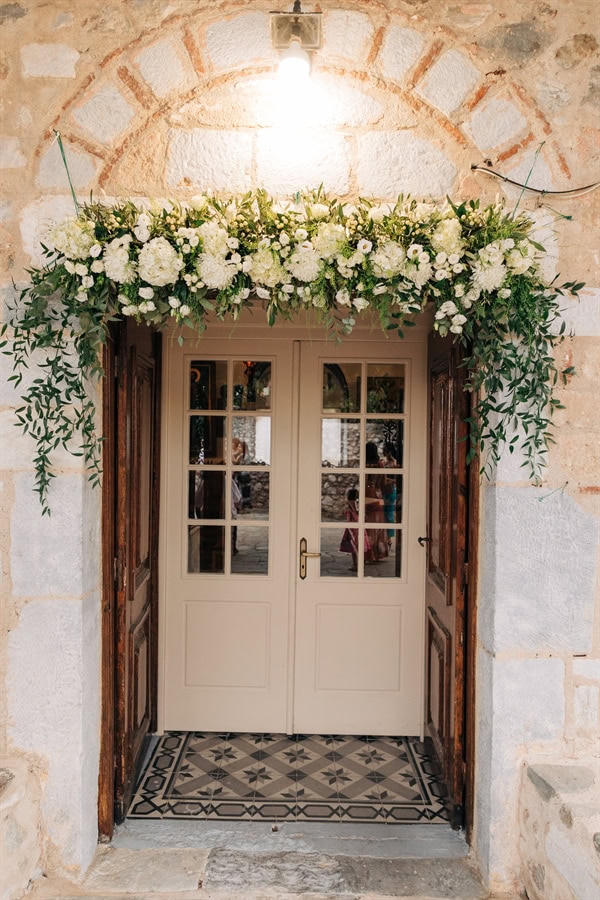 beautiful-wedding-white-blooms-olives-leaves-mistras_13