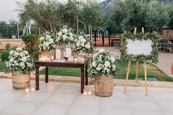 beautiful-wedding-white-blooms-olives-leaves-mistras_25