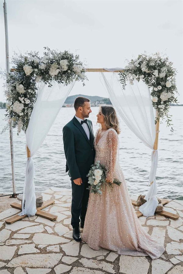 fall-rustic-chic-wedding-white-blooms_36