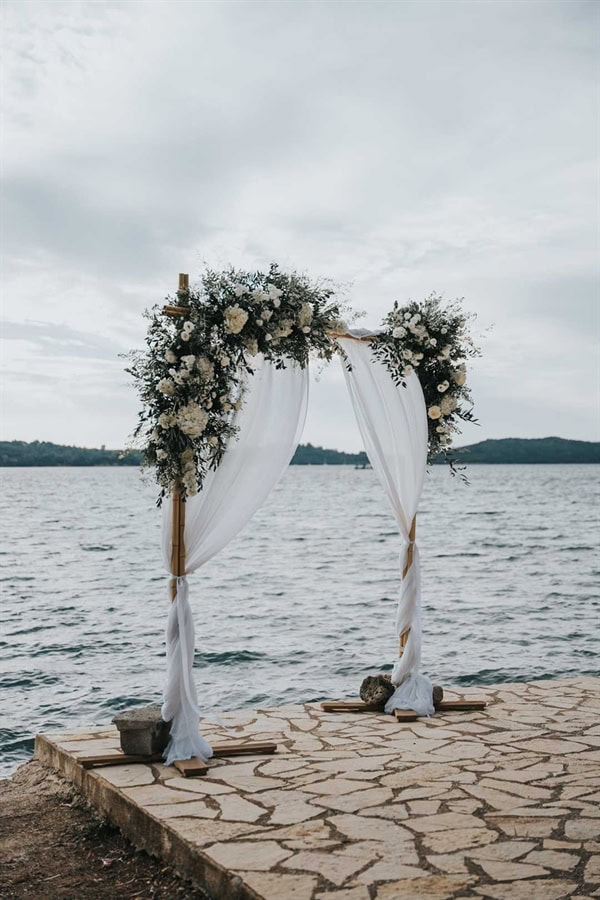 fall-rustic-chic-wedding-white-blooms_37