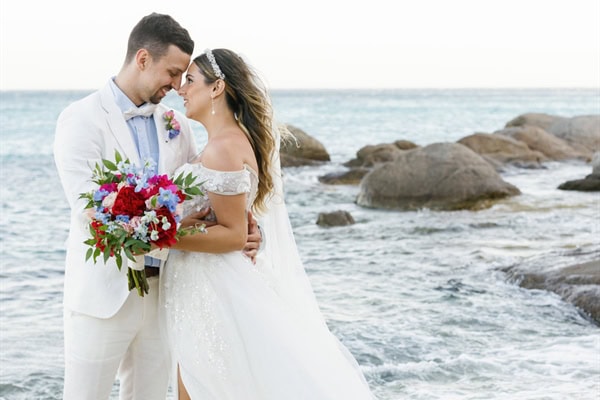 Ρομαντικός destination γάμος στη Νάξο με πολύχρωμα άνθη | Christina & Steven