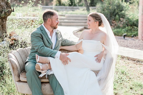 Ένας γάμος γεμάτος με ιβουάρ άνθη και φύλλα ελιάς στο Μεγανήσι  | Kat & Jake