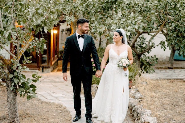 Όμορφος καλοκαρινός γάμος στην Αθήνα με λουλούδια σε απαλές αποχρώσεις | Ευφροσύνη & Ιωσήφ