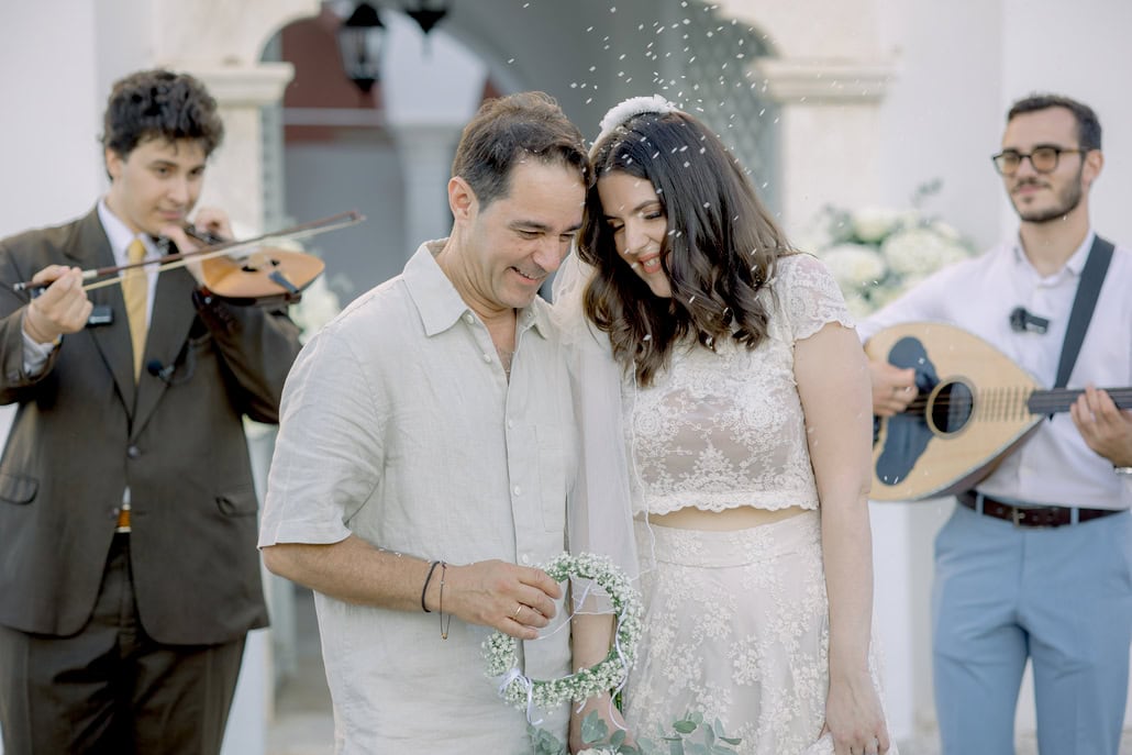 Όμορφος καλοκαιρινός γάμος σε λευκούς χρωματισμούς στις Σπέτσες | Στεφανία & Ευστράτιος