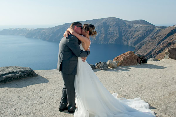 Chic φθινοπωρινός γάμος στο Ημεροβίγλι με λευκά λουλούδια  | Raquel & Darin