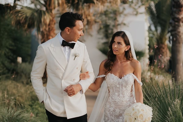 Elegant ανοιξιάτικος γάμος με λευκά άνθη και τις πιο stylish λεπτομέρειες | Margareta & Theo