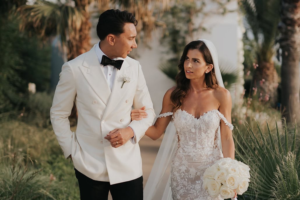 Elegant ανοιξιάτικος γάμος με λευκά άνθη και τις πιο stylish λεπτομέρειες | Margareta & Theo