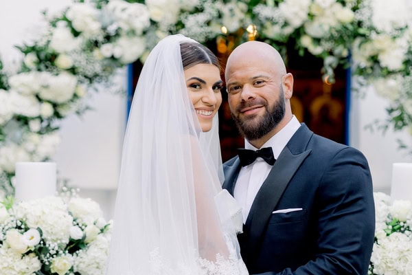 Ένας καλοκαιρινός γάμος με ολόλευκα λουλούδια και chic λεπτομέρειες  | Μυρτώ & Κοσμάς