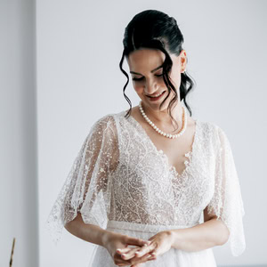 Όμορφος φθινοπωρινός γάμος στην Αθήνα με λευκά άνθη   | Ισμήνη & Νίκος