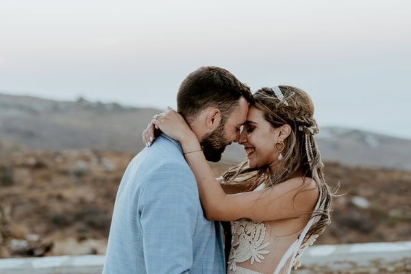 Boho καλοκαιρινός γάμος στη Σέριφο με κοραλί λουλούδια  | Έμιλυ & Κωνσταντίνος