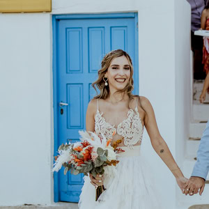 Boho καλοκαιρινός γάμος στη Σέριφο με κοραλί λουλούδια  | Έμιλυ & Κωνσταντίνος