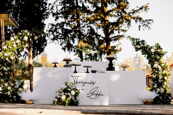 Ιδέες για έναν minimal chic γάμο με άσπρες και μαύρες λεπτομέρειες