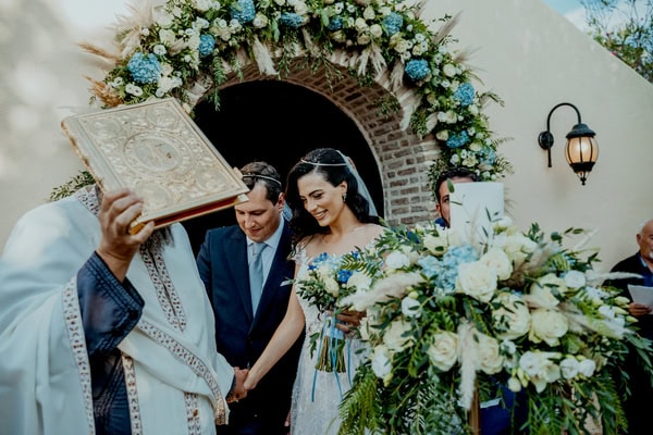 Chic καλοκαιρινός γάμος με μπλε ορτανσίες στην Αθήνα | Βασιλική & Νίκος