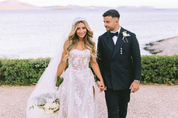 Πανέμορφος destination γάμος με elegant λευκά άνθη και φύλλα ελιάς  | Andriane & Christopher